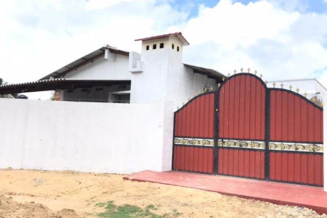 House for sale in Manipay Jaffna Road, Ottumadam.